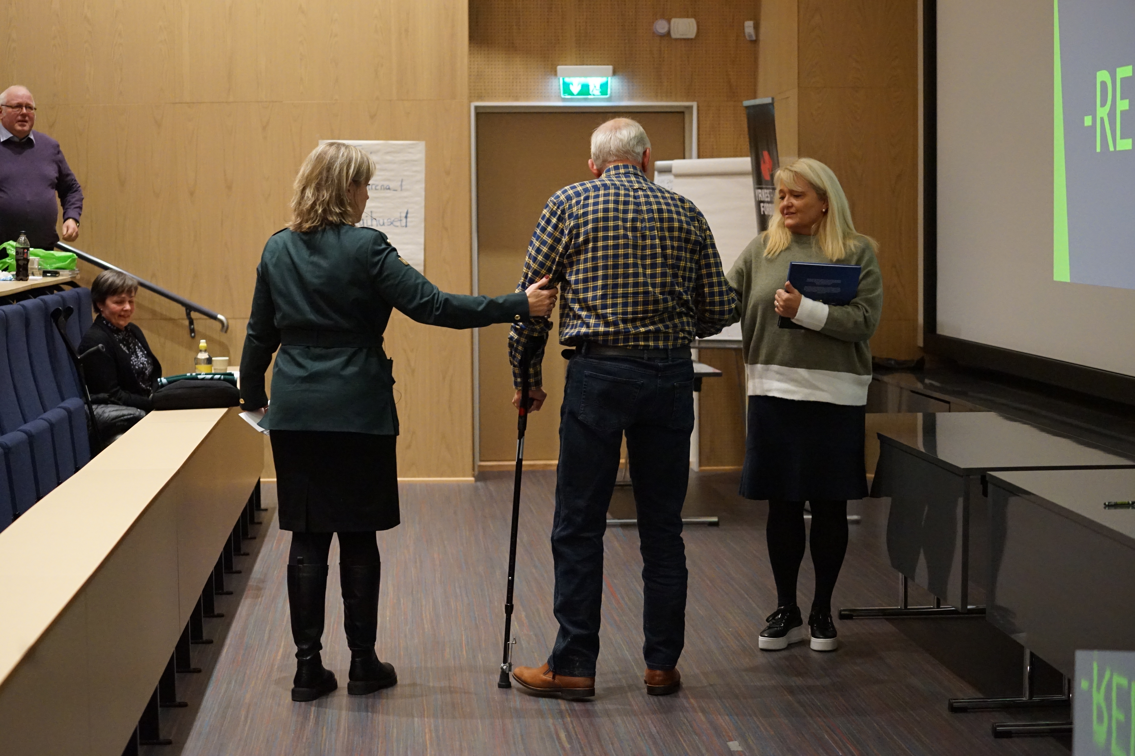 Bussjåfør Simen Brænden ble stygt skadet under ulykken på Nafstad i 2017. Her flankert av YTFs lokale tillitsvalgte Marianne Nattestad og nestleder Trude Valle. Foto: Marina Heyerdahl