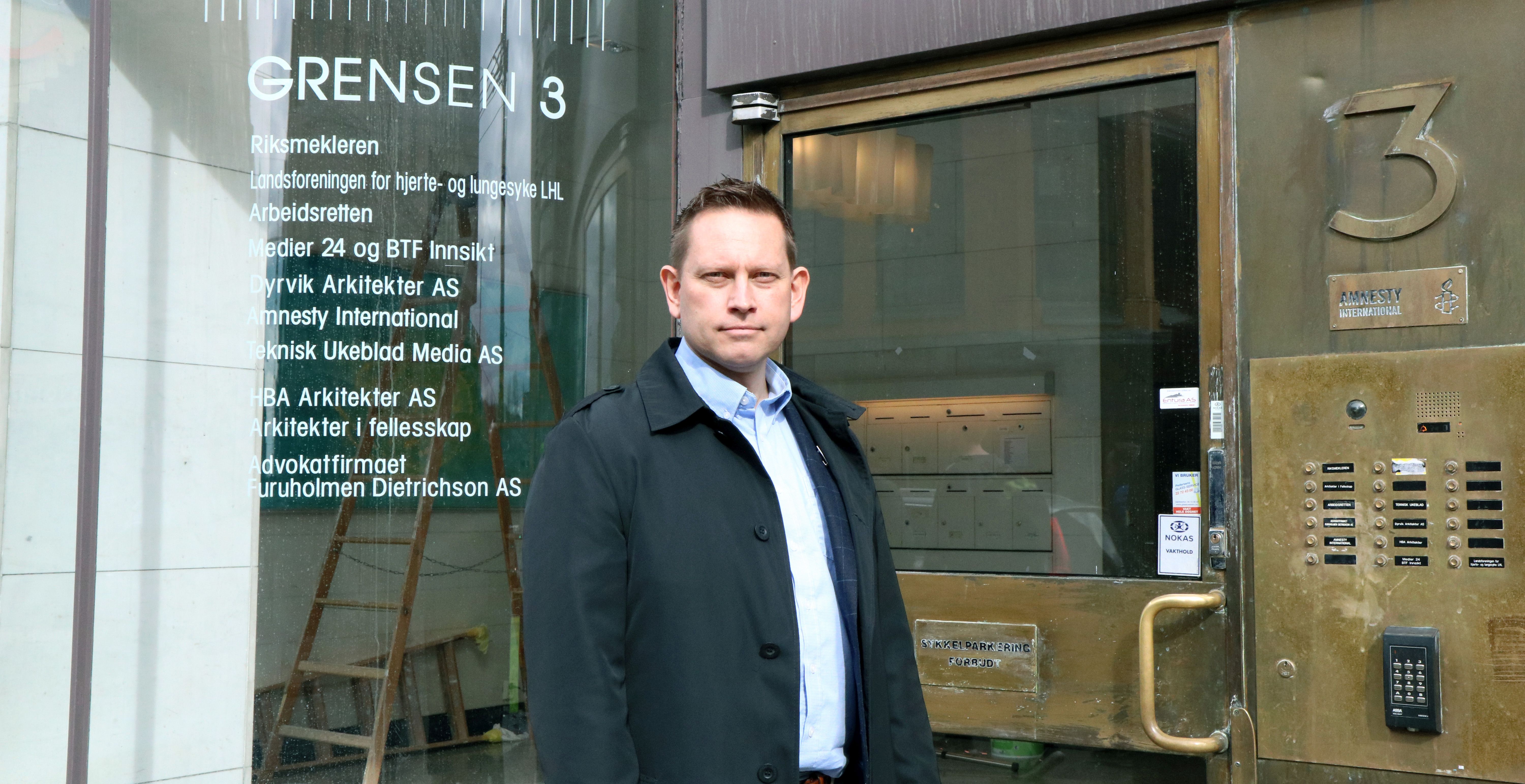 Leder i YS Privat, Vegard Einan, på vei inn til dagens mekling. Foto: Liv Hilde Hansen / YS