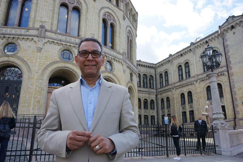 Akhtar Chaudhry (SV) har en fortid som bussfører og T-banefører og var i mange år medlem av YTF. I 2009 ble han valgt til 4. visepresident på Stortinget.