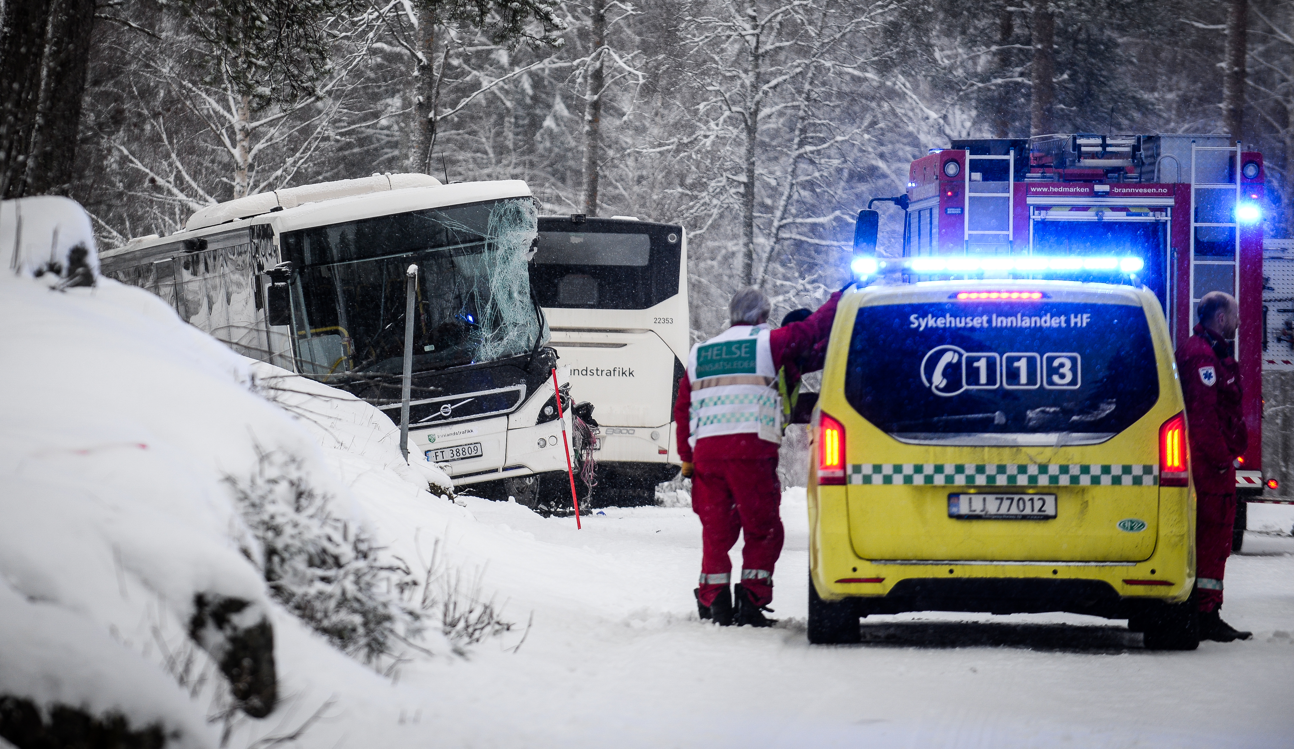 Svingen var beryktet og været ufyselig på ulykkesstedet. Slike forhold bør Innlandet fylkeskommune forholde seg aktivt til, mener Statens Havarikommisjon, som også legger vekt på opplæringen av bussførerne og standarden på bussmateriellet. Foto: Jan Morten Frengstad