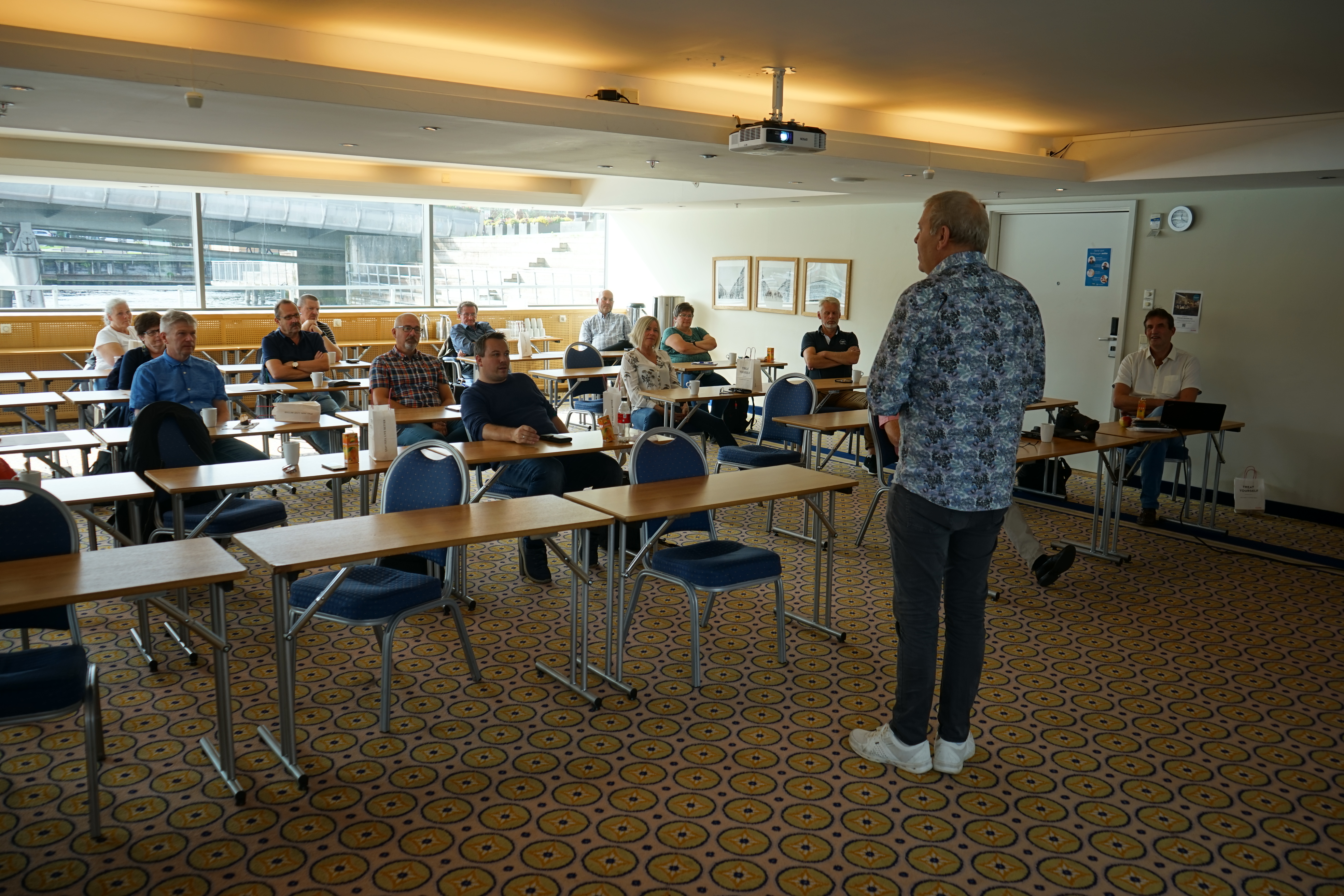 Erik Bauge redegjør for valgkomiteens innstilling.