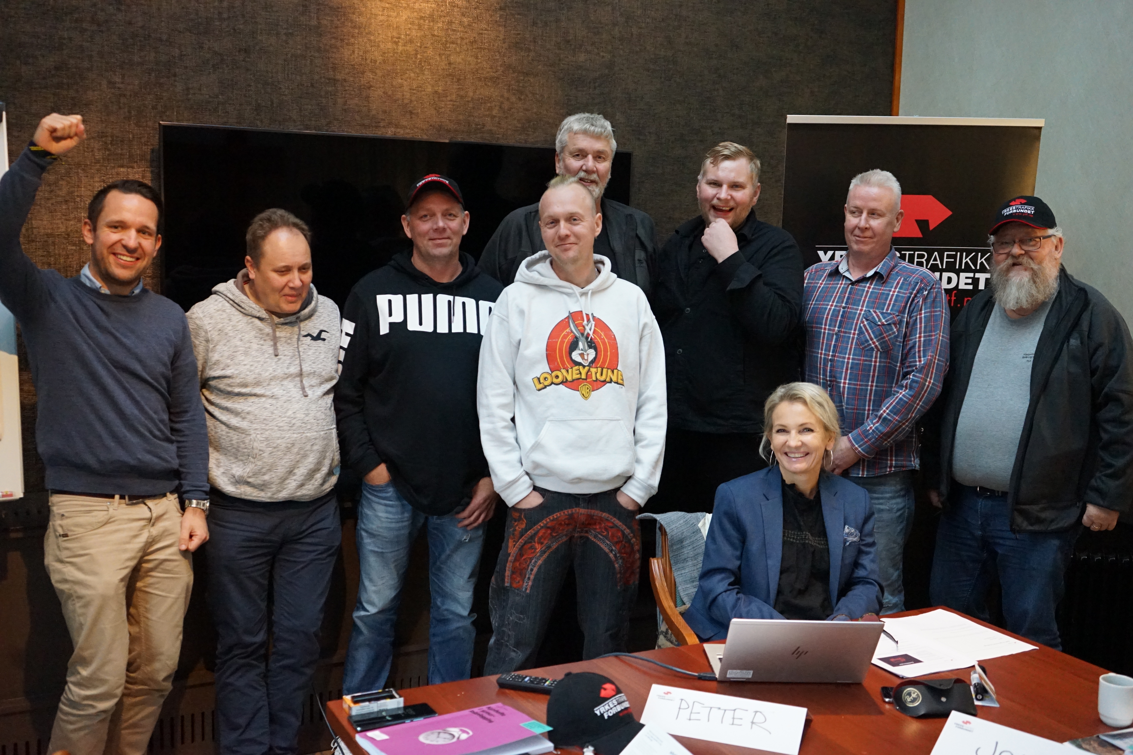 Bilbergerne var Egil Amundsen fra Autoassistance, Frank Olav Brekken og Thorleif Johnstad fra Haugaland BB, Atle Ellingsen og Anders Karlsen fra Redningsverket samt John Jansson og Manne Schedin fra Viking Stjørdal. Her sammen med Linda Jæger og Petter Sommervold fra YTFs administrasjon. Foto: Arne Danielsen.