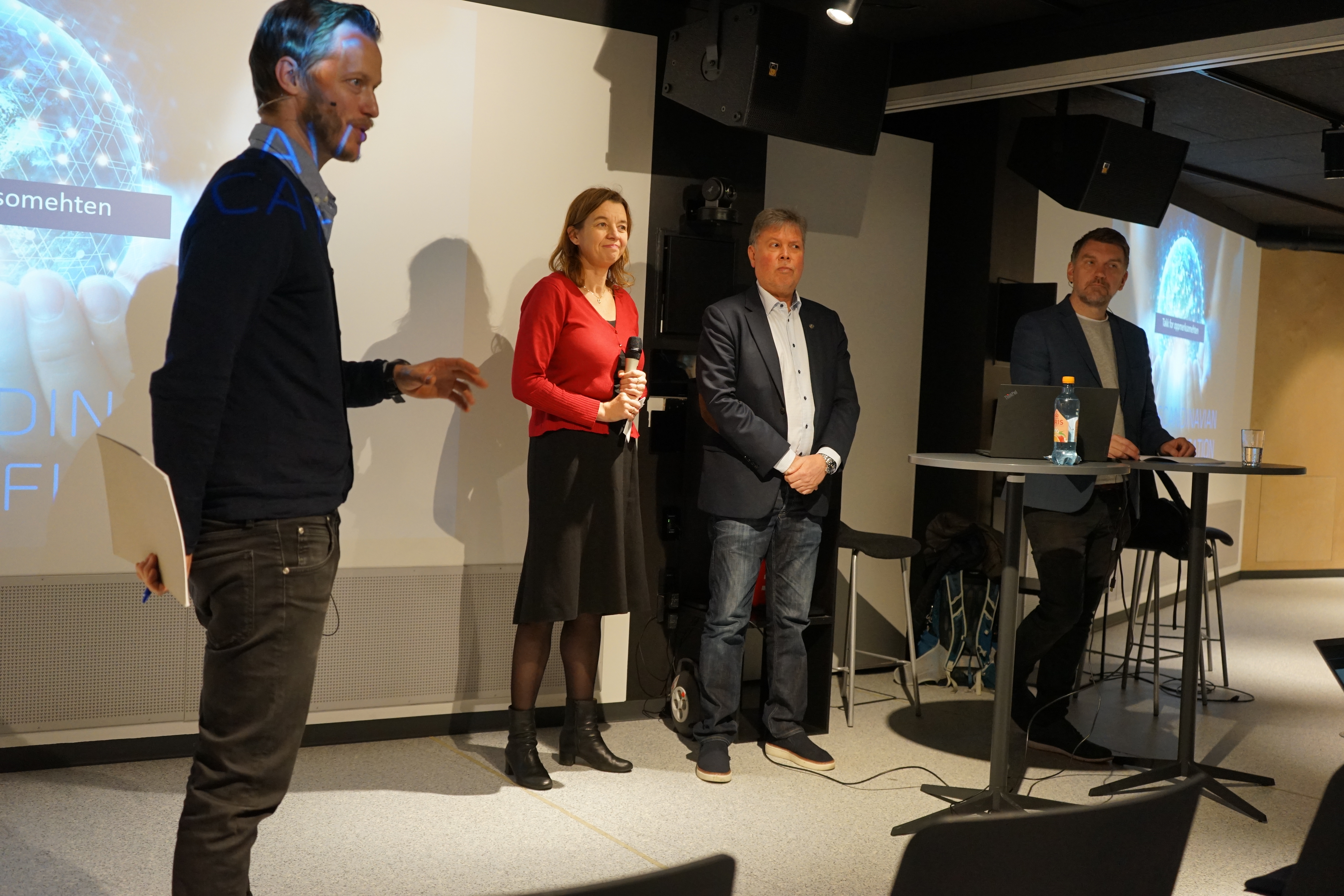 Partene i arbeidslivet virket ganske enige på ruterfrokosten, fra venstre Tor-Olav Nævestad (TØI), Jofri Lunde (NHO Transport), Jim Klungnes (YTF) og Roger Moum (Fellesforbundet). Foto: Arne Danielsen