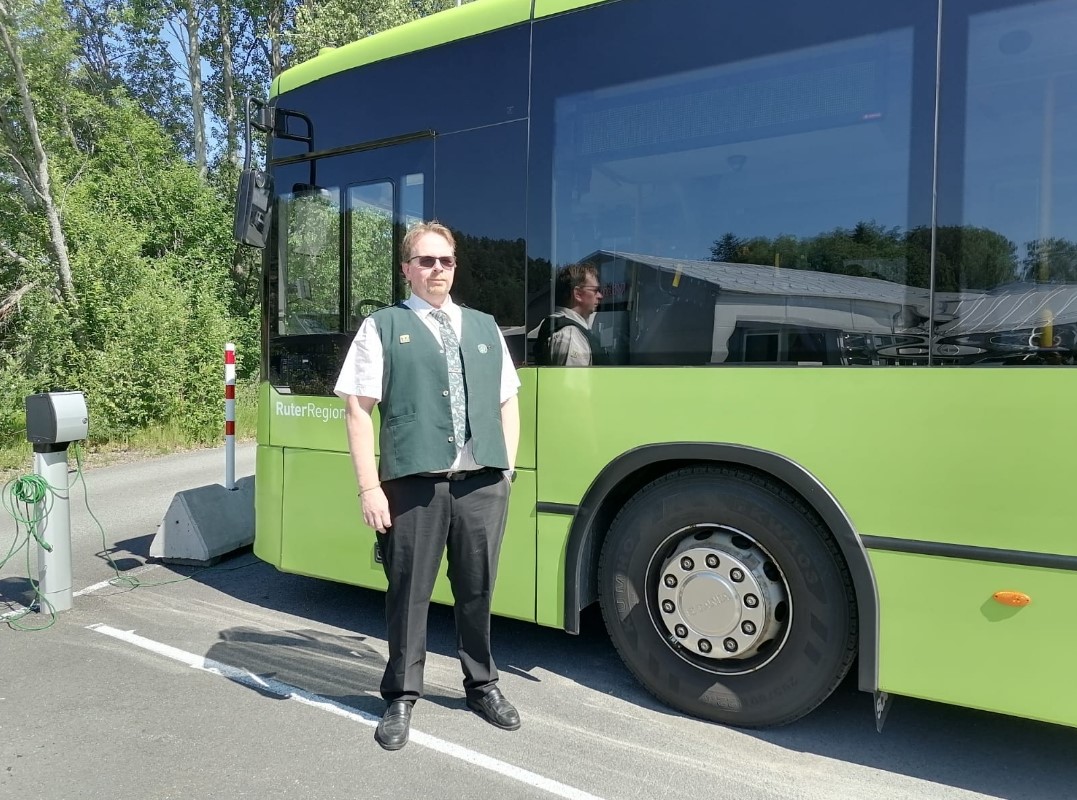 Bror Karlsen (52) tok fagbrev etter 20 år som sjåfør. Han angrer på at han ikke gjorde det før. Foto: Privat.