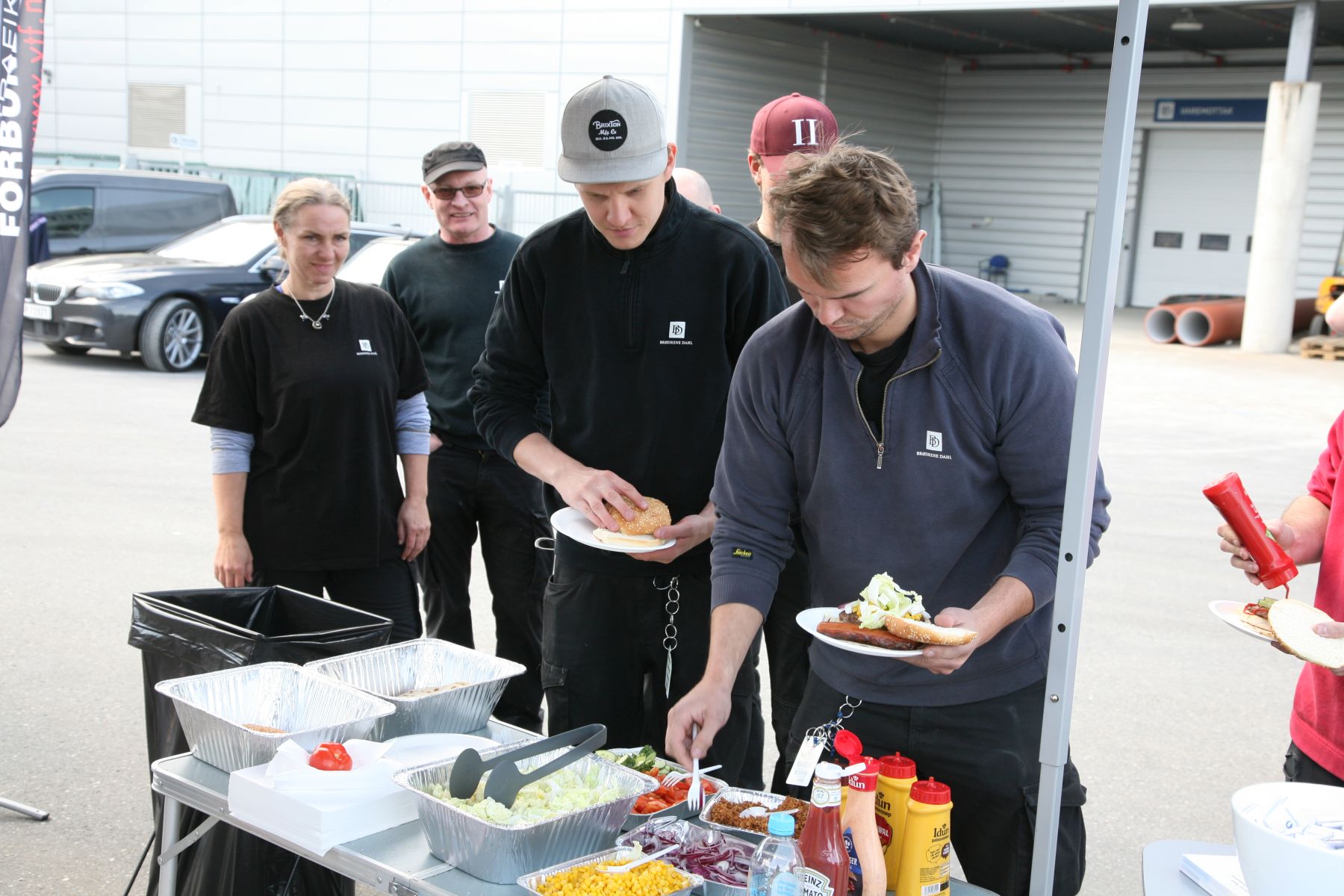 Lagerarbeiderne hos Brødrene Dahl har all grunn til å feire, her fra sommerens YTF-grillings på Langhus.