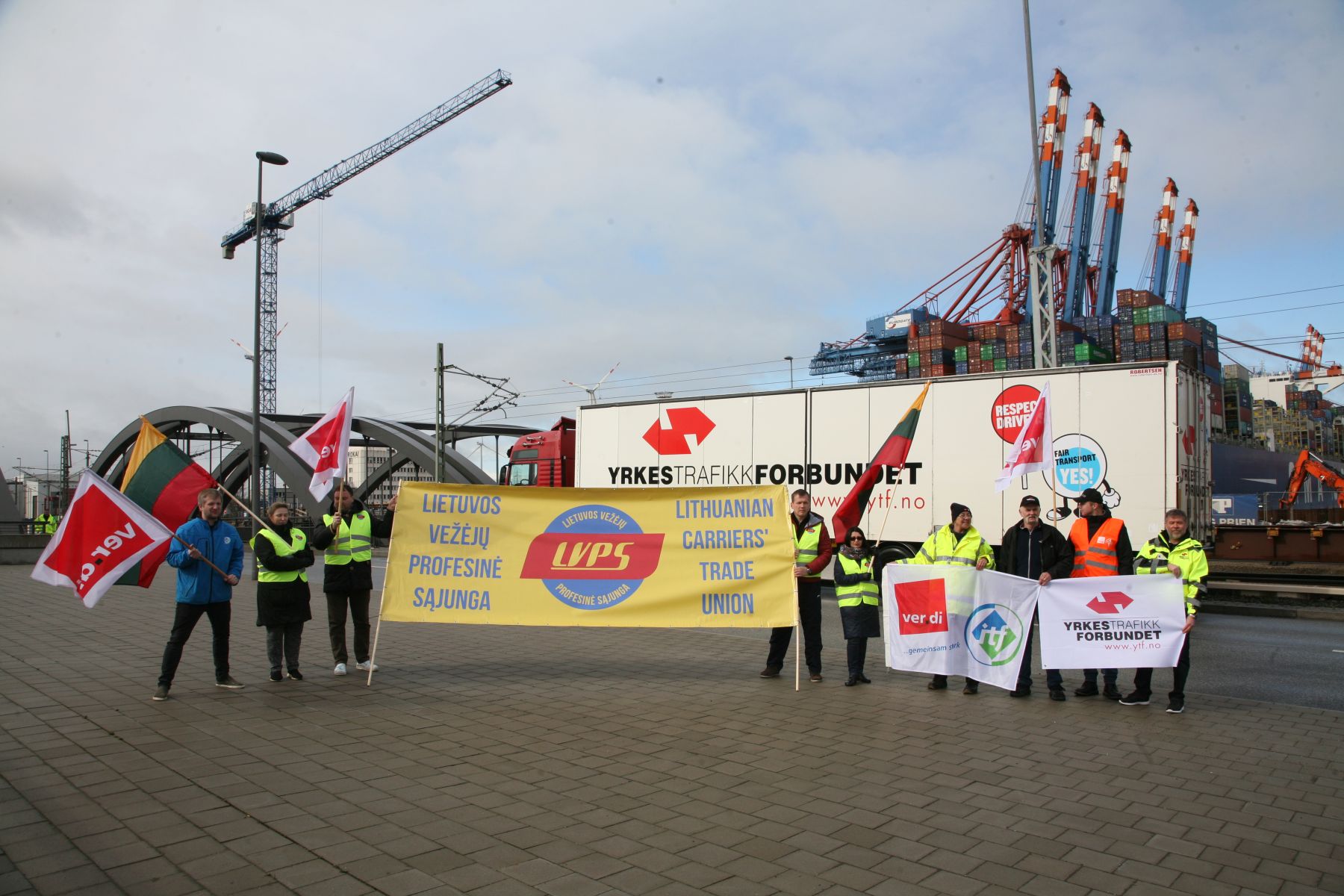 Den tyske TV-dokumentaren intervjuet blant andre tillitsvalgte fra tyske ver.di og litauiske LVPS. Her en markering YTF hadde med begge disse foreningene på havna i Hamburg for et år siden.