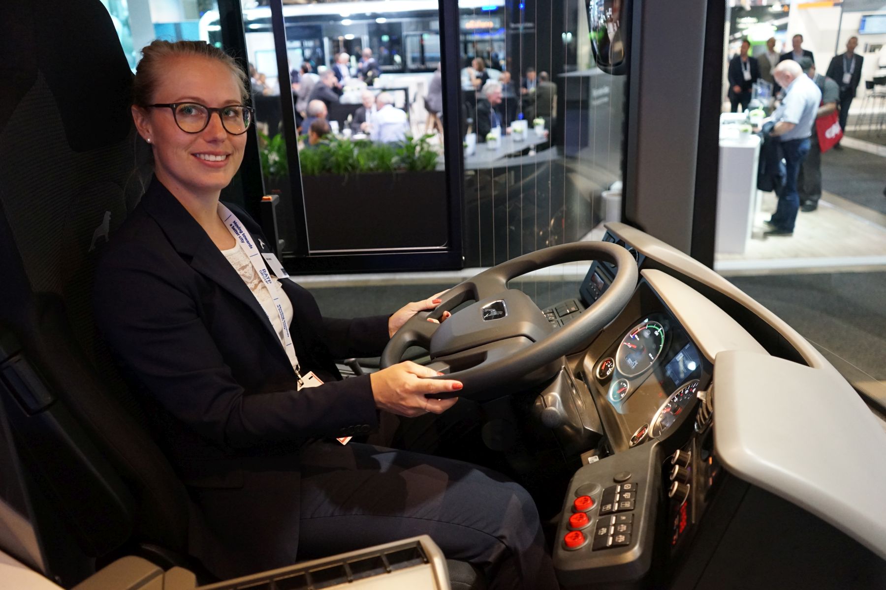 På bussmesser har Yrkestrafikk har gjort det til vane å spørre produsentene om sikkerheten til førerne ved frontkollisjon. De fleste svarene er nedslående, men på UITP-messa i Stockholm hadde markedskonsulent Isabel Jeschek hos MAN hadde en positiv nyhet.