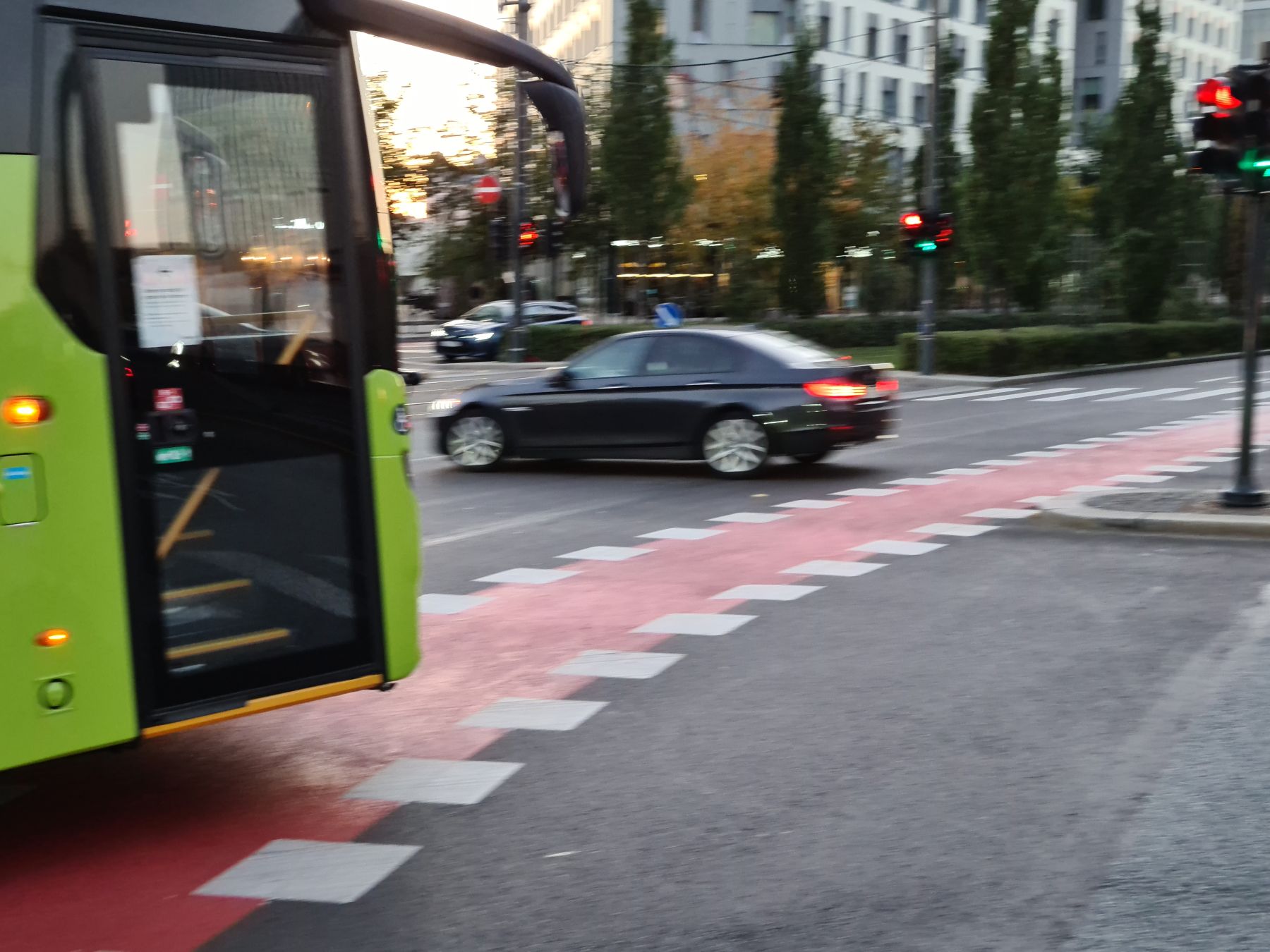 Gammel og ny trafikal stormannsgalskap møtes i dette krysset.