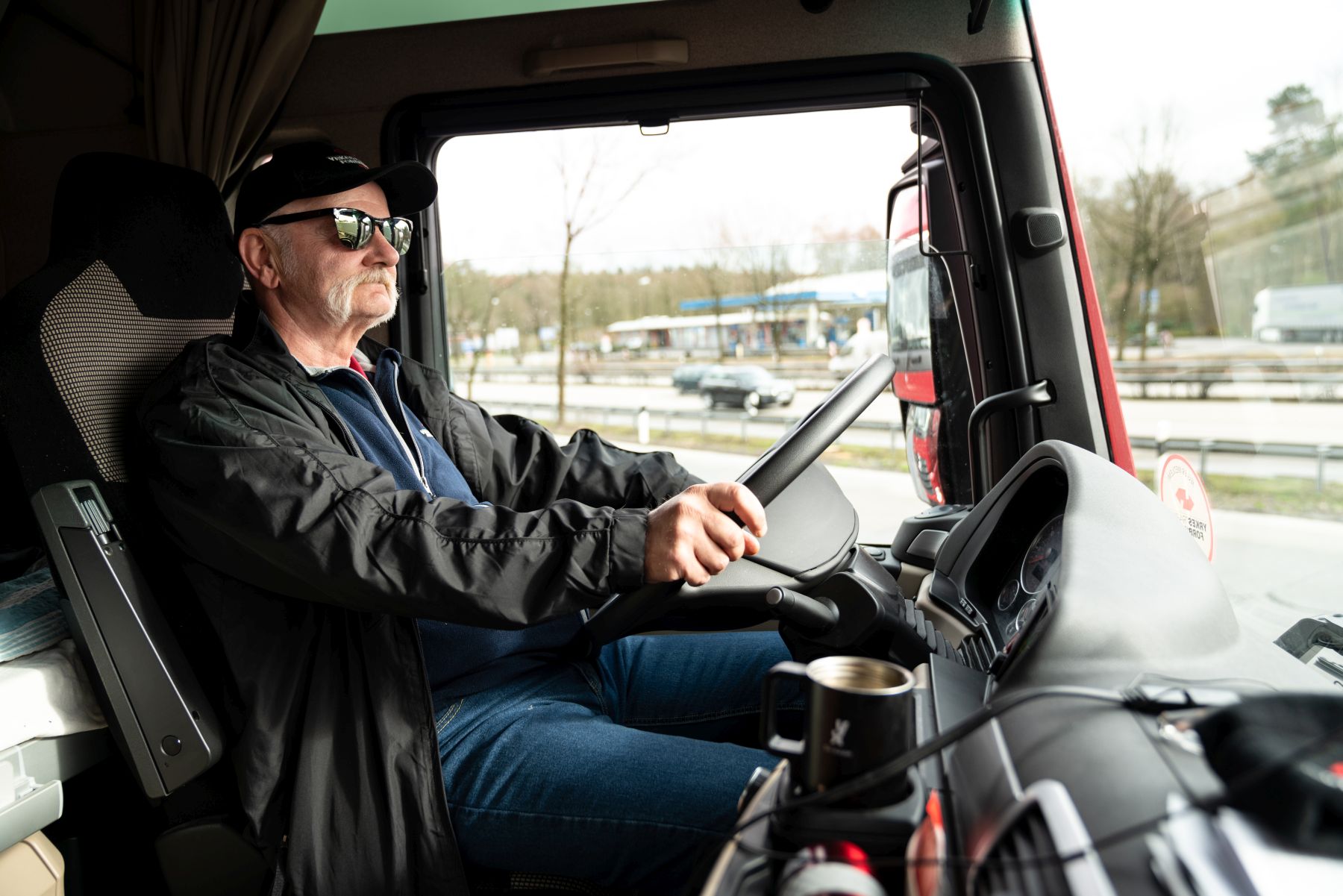 Regjeringen halverer av bevilgningen til Statens vegvesen for kontroll av tunge kjøretøy på vinterføre. Foto:: Per Christian Lind
