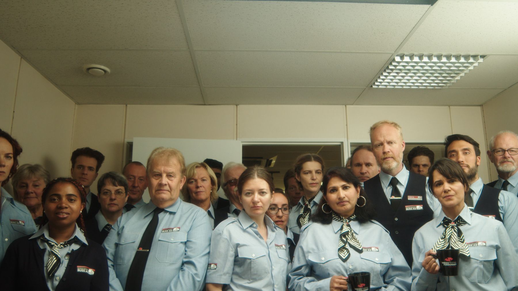 «Sjefen» Jeppe Christoffersen med filmteamet bak seg. Armslaget var dårlig på lokasjonen – et helt ordinært kontor.