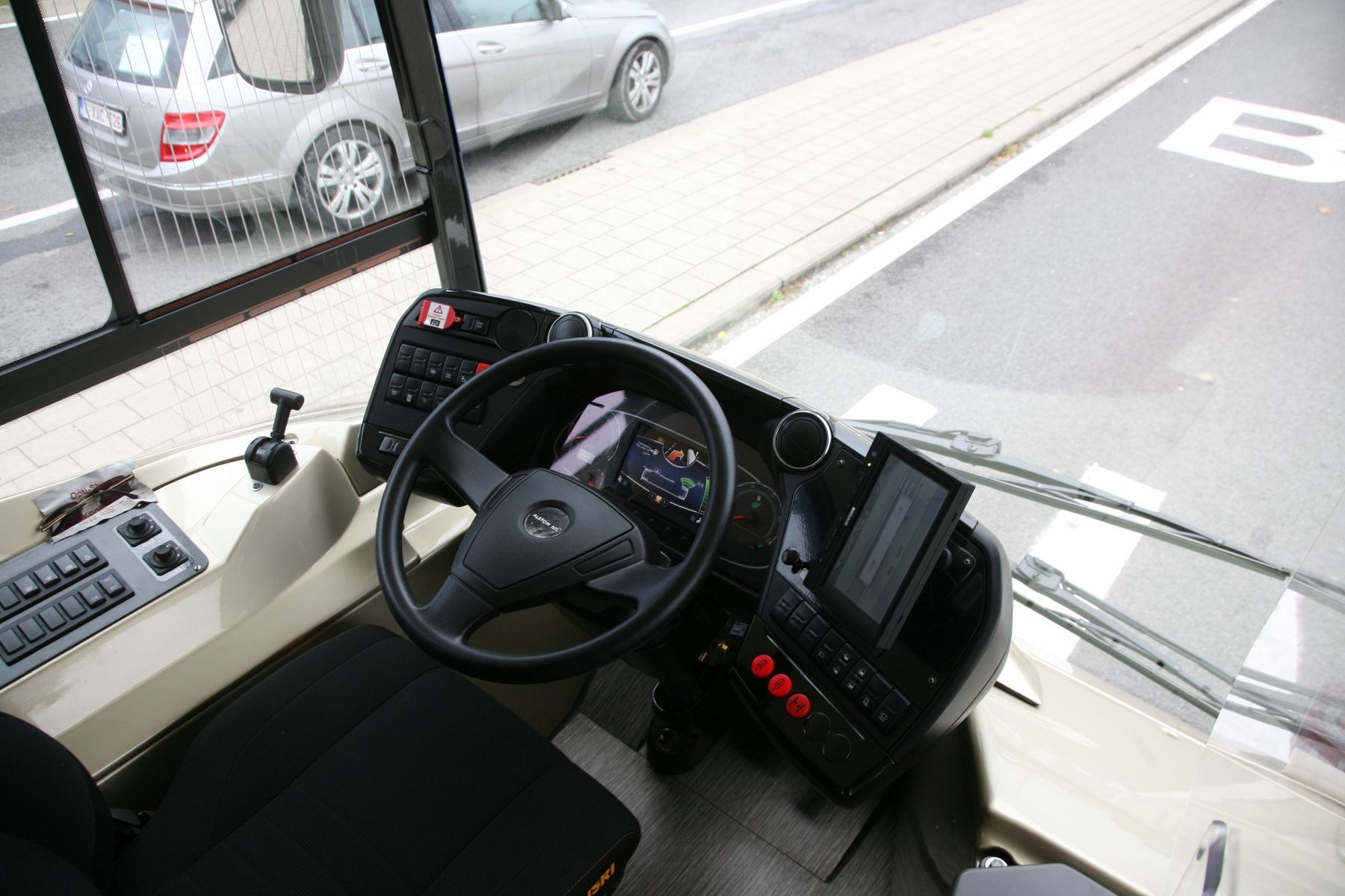 Elektriske busser er på full fart inn, men dette teknologiske skiftet virker heller ikke å ha tatt sjåførenes kollisjonssikkerhet inn over seg. Her fra førerplassen på demobussen «Aptis» fra Alsthom, «bjelken» i hjørnet virker tynn som en fyrstikk.