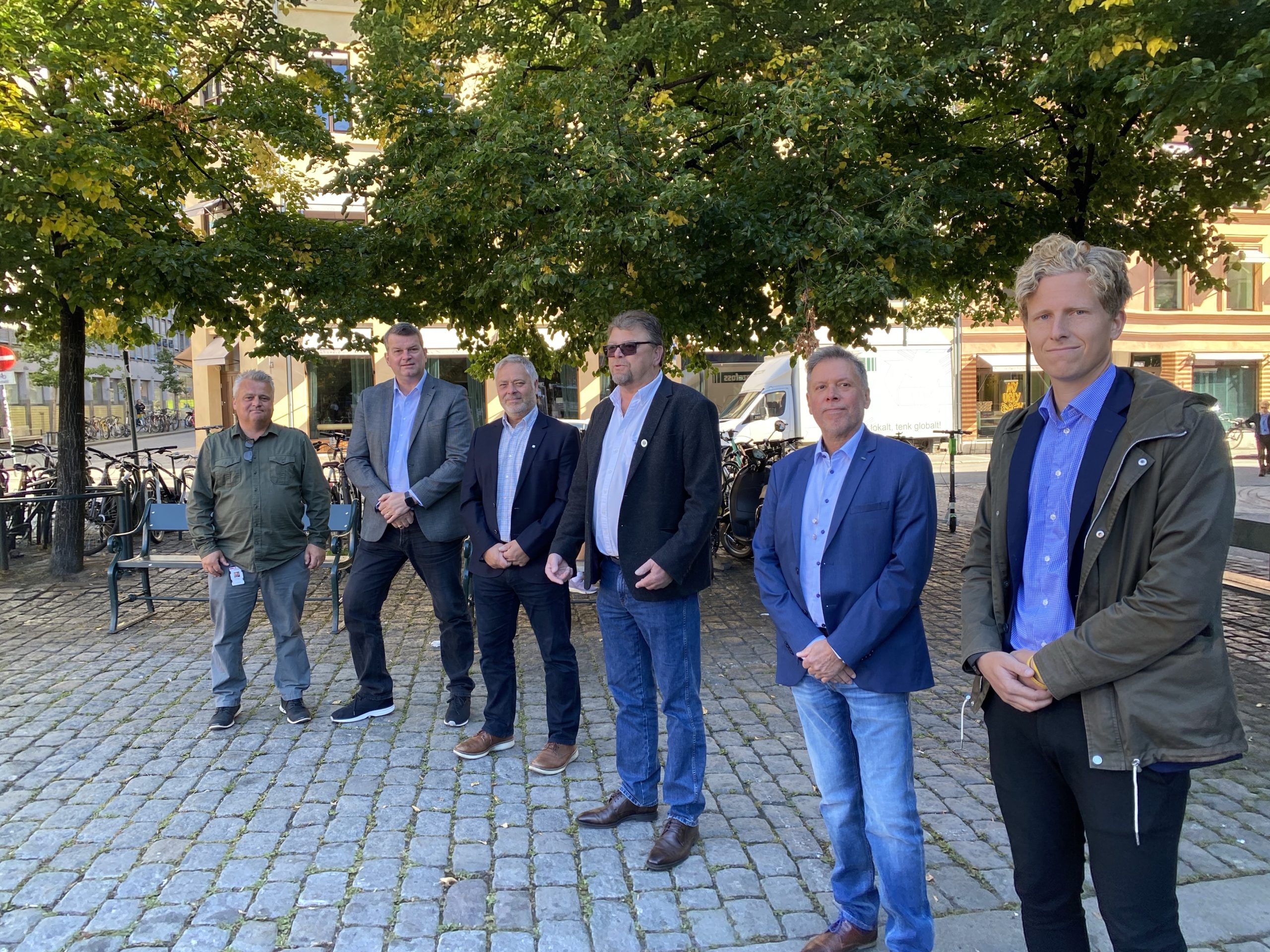 Fra venstre: Jørn Eggum, forbundsleder i Fellesforbundet, LO-leder Hans-Christian Gabrielsen, YS-leder Erik Kollerud, forbundsleder Øystein Trevland i Norges Taxiforbund, forbundsleder Jim Klungnes i Yrkestrafikkforbundet og Torstein Clausen Jystad, politisk rådgiver i NHO Transport.