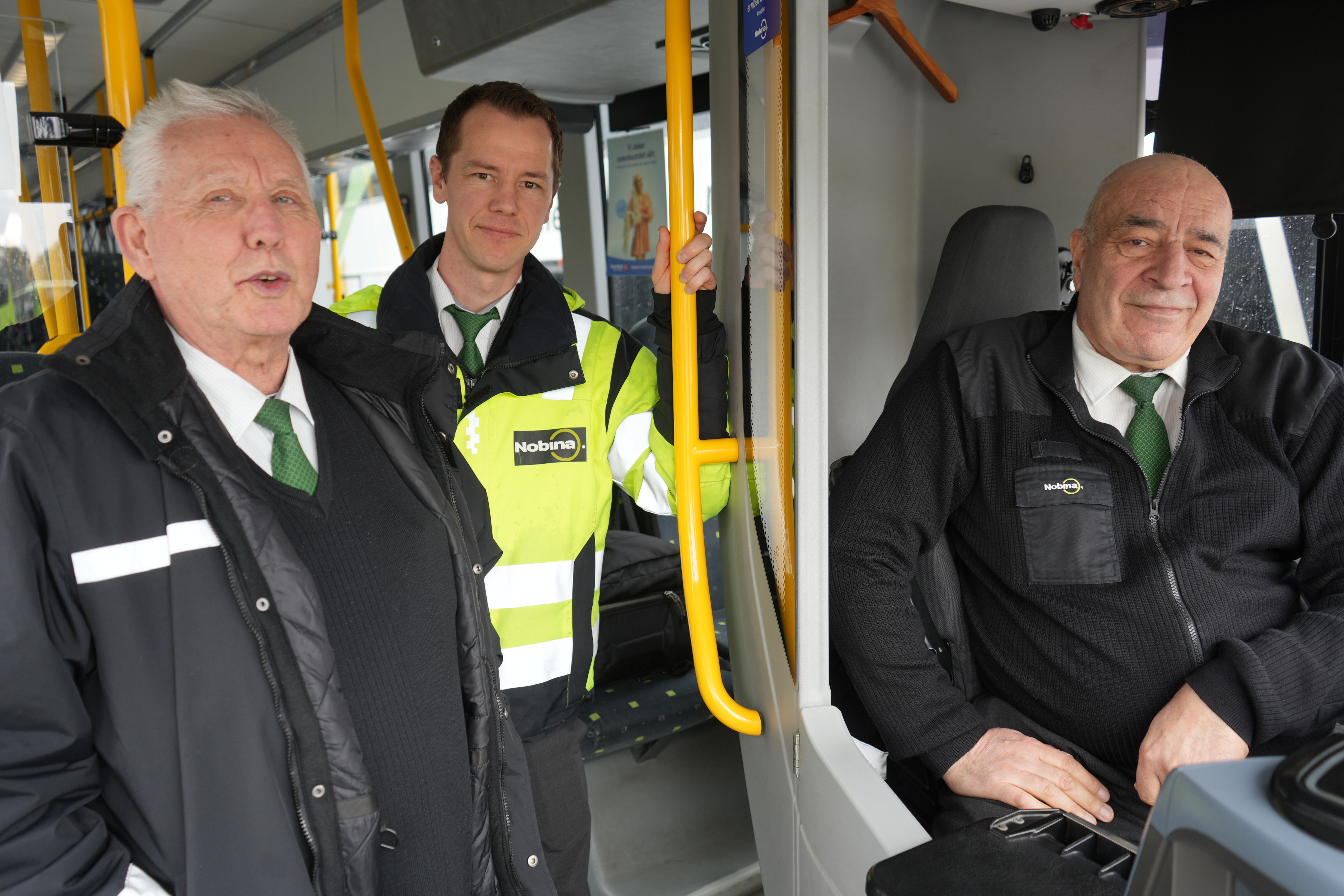 Saksbehandlingen ved fornyelse av kjøreseddel holder ikke mål, sier fra venstre YTF-tillitsvalgt Hans Vilhelmshaugen, driftsleder Thorkil Agerup og bussjåfør Abbas Arzani hos Nobina på Nesodden. Foto: Arne Danielsen