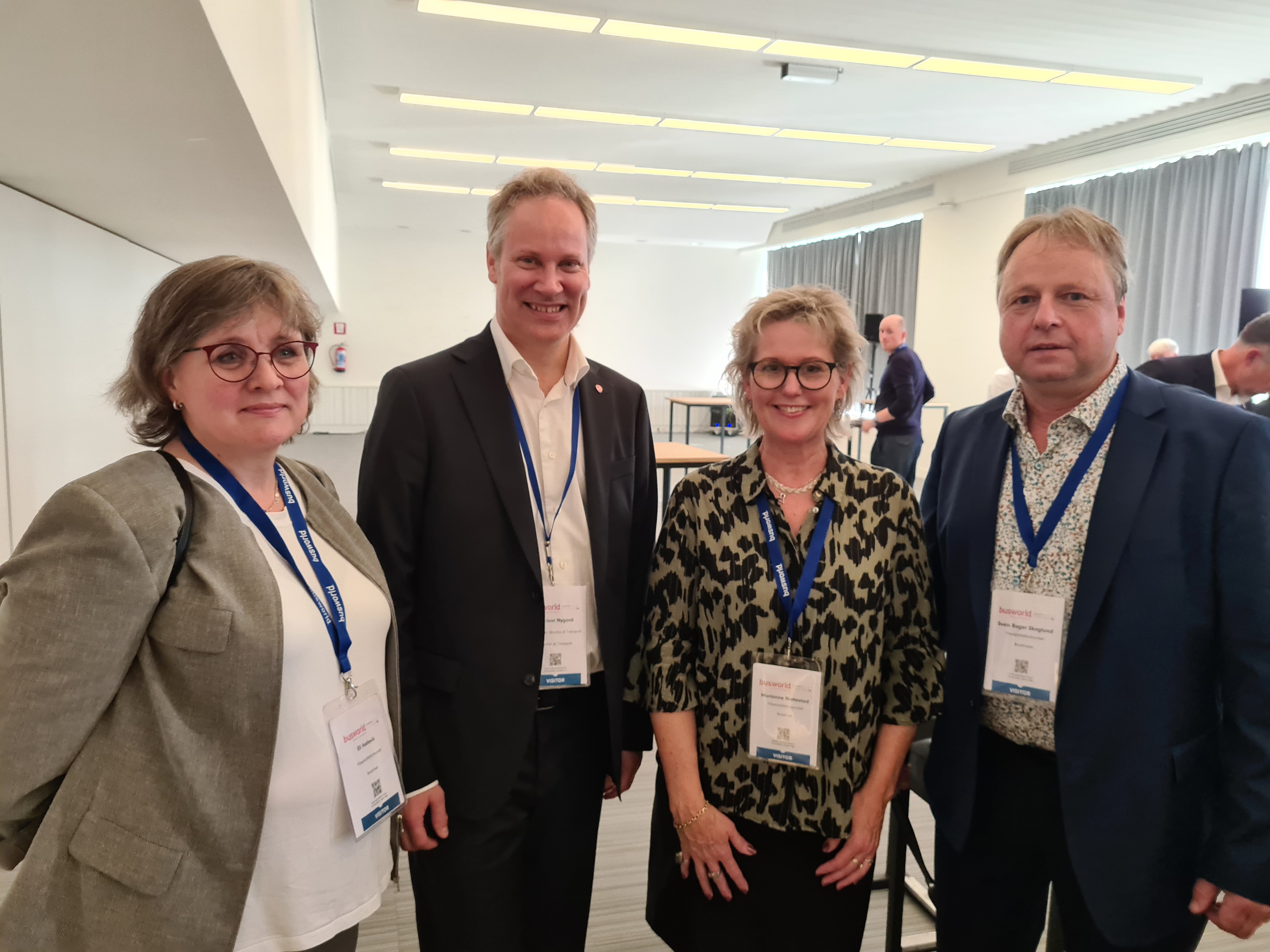 Regjeringen til samferdselsminister Jon-Ivar Nygård har skjerpet viktige lover og bestemmelser for arbeidstakerne. Her med medlemmer av YTFs kollisjonssikkerhetsutvalg: Eli Hetlevik, Marianne Nattestad og Svein Roger Skoglund. Foto: Arne Danielsen