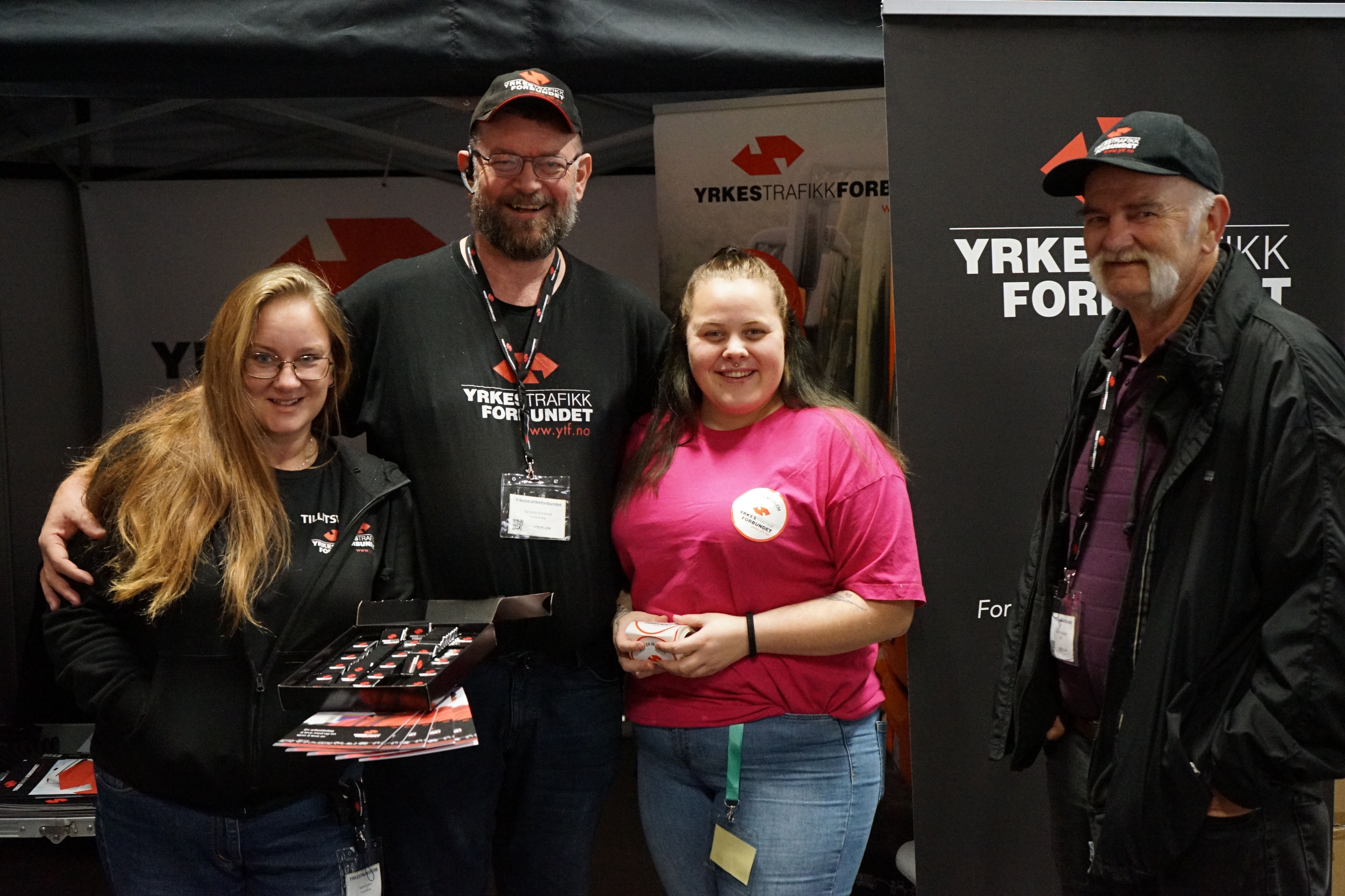 Glad gjeng på YTF-standen. Fra venstre: Isabell Buklev, Tor Arne Korsmoe, Vårin Bornøy og Jan Arne Laberget. Foto: Arne Danielsen